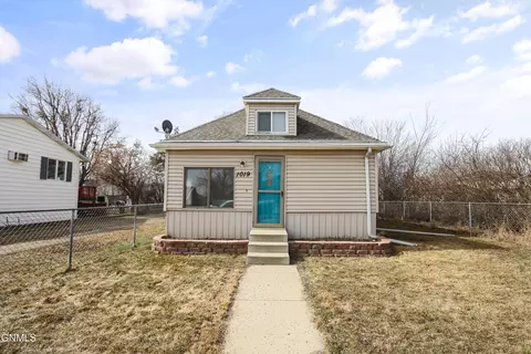 1019 7th Ave W, Williston, ND 58801