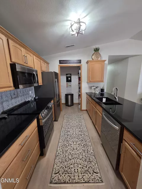 2120 Sundancer Loop SE, Mandan, ND 58554 photo 4