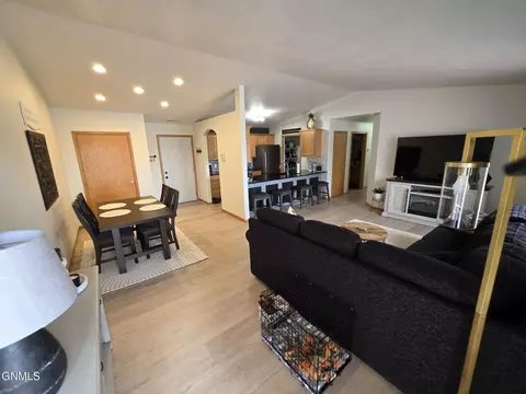 2120 Sundancer Loop SE, Mandan, ND 58554 photo 11