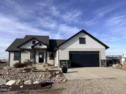 13351 Yellowstone Meadow St, Williston, ND 58801 photo 2
