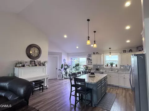13351 Yellowstone Meadow St, Williston, ND 58801 photo 9