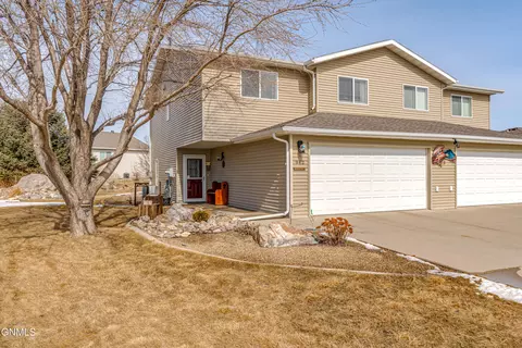 942 Canada Ave, Bismarck, ND 58503