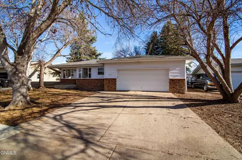 1425 3rd St, Bismarck, ND 58504