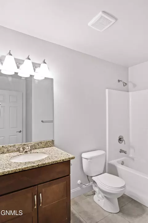 Bath - 5809 Victoria Ave, Williston, ND 58801 photo 2 of 6