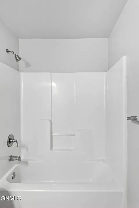 Bath - 5809 Victoria Ave, Williston, ND 58801 photo 4 of 6
