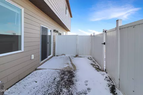 Exterior - 5809 Victoria Ave, Williston, ND 58801 photo 3 of 4