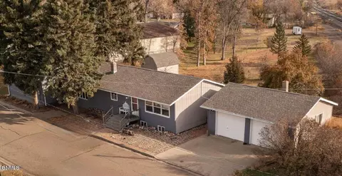 306 5th Ave NE, Hazen, ND 58545