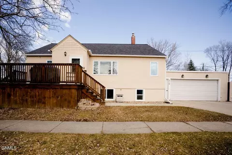 316 8th St SW, Jamestown, ND 58401