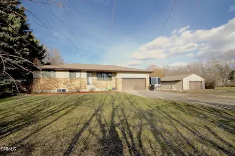735 W Bristol Dr, Bismarck, ND 58501