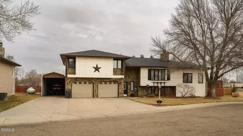 818 Mannhaven St, Hazen, ND 58545
