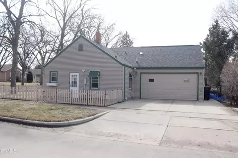 828 10th St, Bismarck, ND 58501