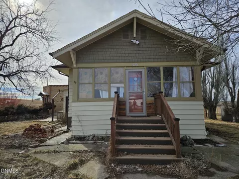 Exterior - 425 Elk St, Hebron, ND 58638 photo 2 of 12