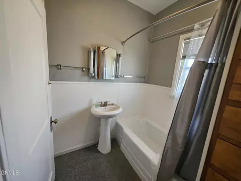 Bath - 425 Elk St, Hebron, ND 58638 photo 1 of 4