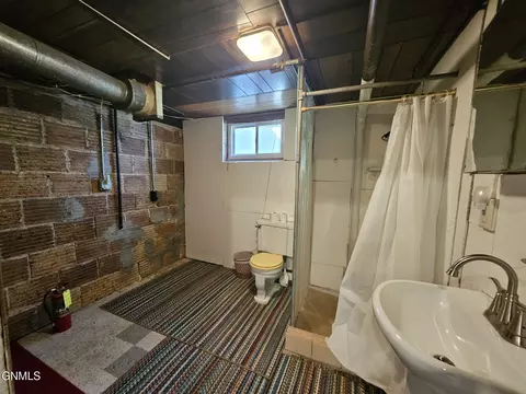Bath - 425 Elk St, Hebron, ND 58638 photo 3 of 4