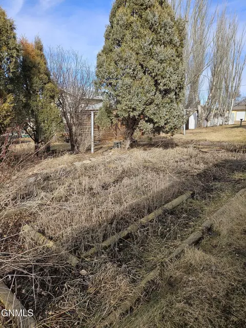 Exterior - 425 Elk St, Hebron, ND 58638 photo 9 of 12