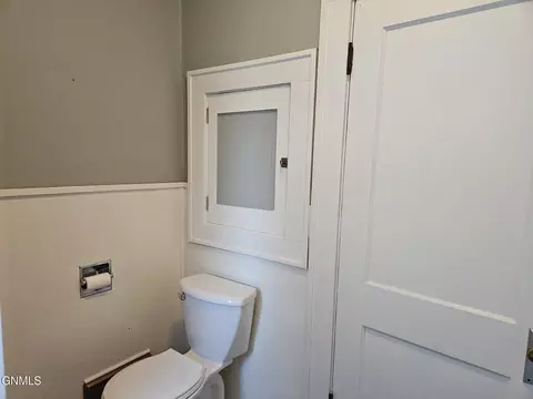 Bath - 425 Elk St, Hebron, ND 58638 photo 2 of 4