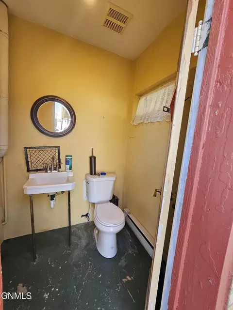 Bath - 425 Elk St, Hebron, ND 58638 photo 4 of 4