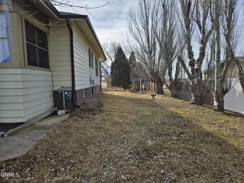 Exterior - 425 Elk St, Hebron, ND 58638 photo 3 of 12