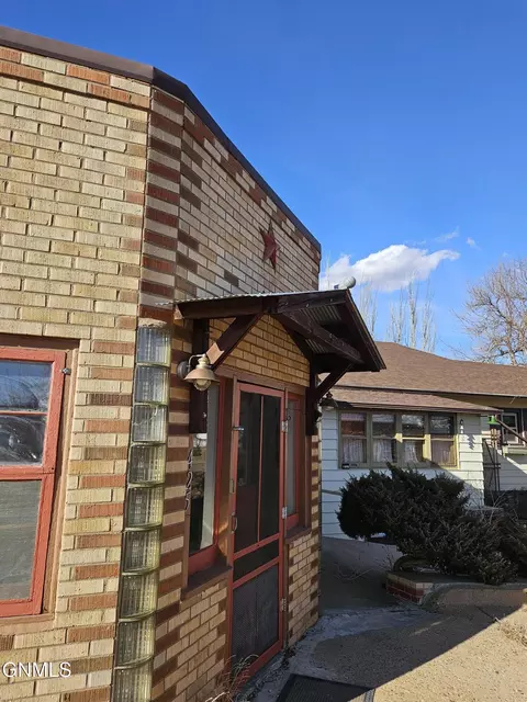 Exterior - 425 Elk St, Hebron, ND 58638 photo 1 of 12