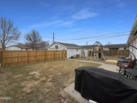 Exterior - 1102 17th St W, Williston, ND 58801 photo 2 of 7