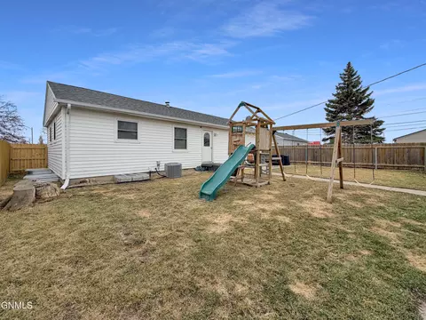Exterior - 1102 17th St W, Williston, ND 58801 photo 4 of 7