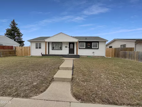 1102 17th St W, Williston, ND 58801