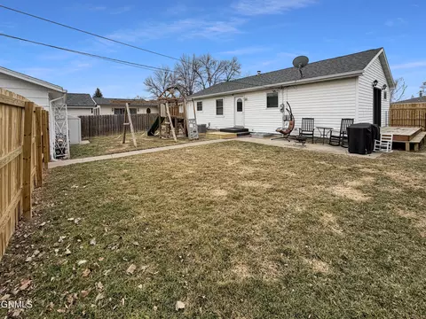Exterior - 1102 17th St W, Williston, ND 58801 photo 3 of 7
