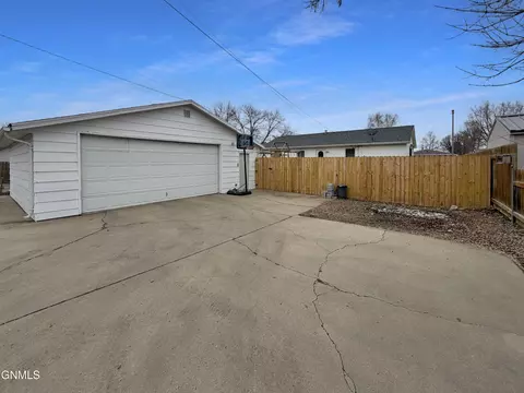 Exterior - 1102 17th St W, Williston, ND 58801 photo 6 of 7