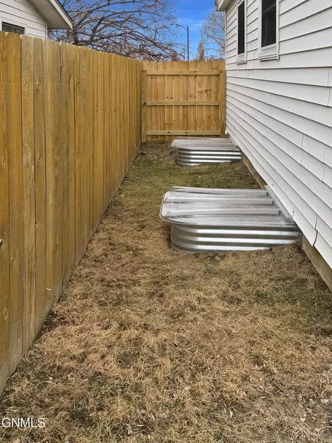 Exterior - 1102 17th St W, Williston, ND 58801 photo 5 of 7