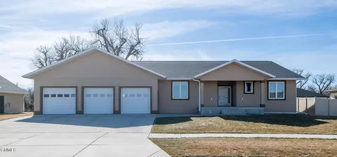 925 Glenwood Dr, Bismarck, ND 58504