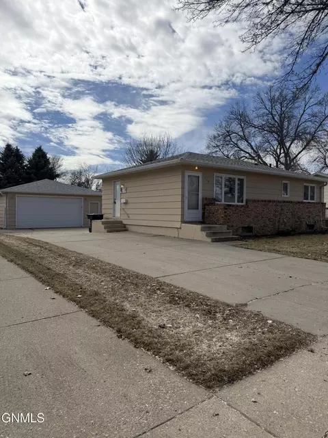 719 Albany Dr, Bismarck, ND 58504
