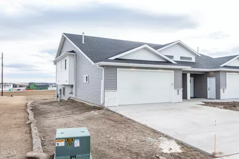 5511 Davies Dr, Bismarck, ND 58503