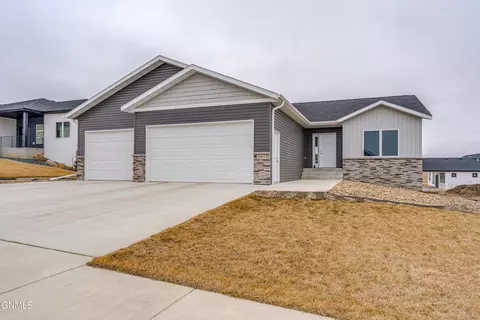 3803 Platinum St, Bismarck, ND 58503