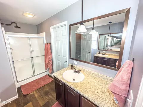 Bath - 14903 Cochise St, Williston, ND 58801 photo 3 of 4