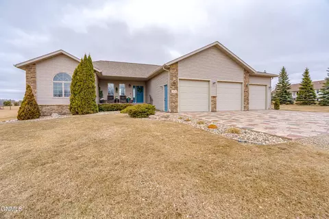 5626 Shoal Dr, Bismarck, ND 58503