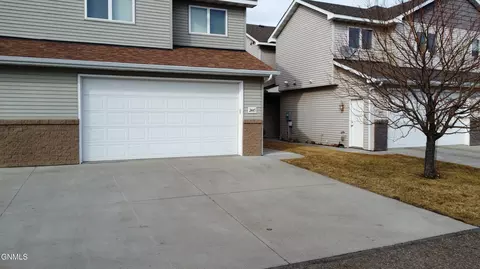 2445 Waterpark Loop SE, Mandan, ND 58554
