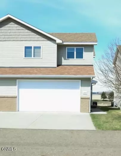 2445 Waterpark Loop SE, Mandan, ND 58554
