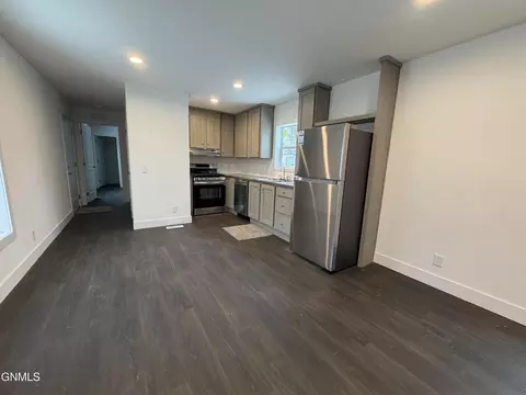 105 Countryside Ln, Mandan, ND 58554