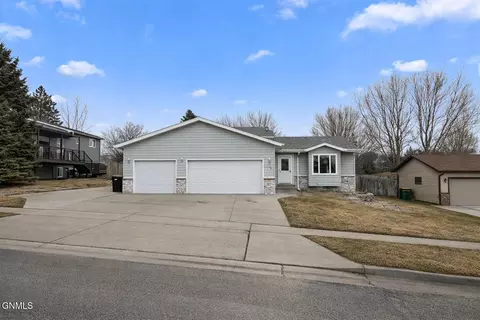 138 Calgary Ave, Bismarck, ND 58503