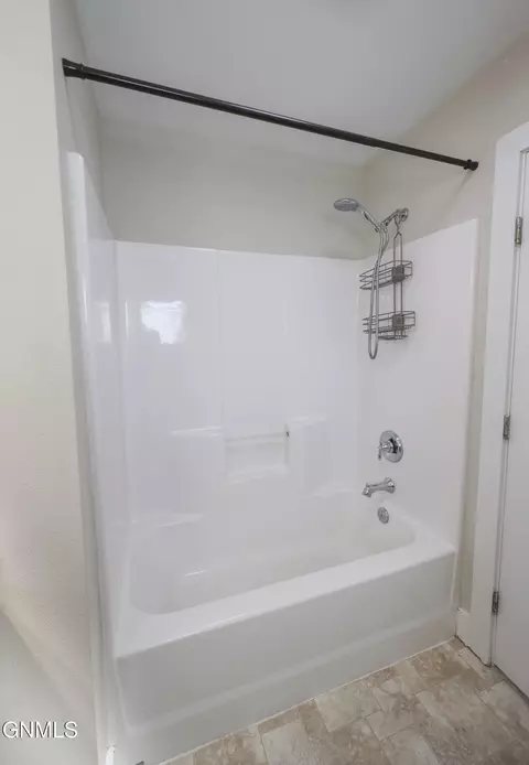 Bath - 2726 27th St W, Williston, ND 58801 photo 3 of 4
