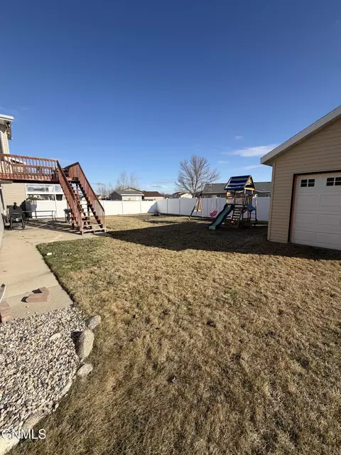 4407 Chamberlain Dr, Bismarck, ND 58503 photo 3