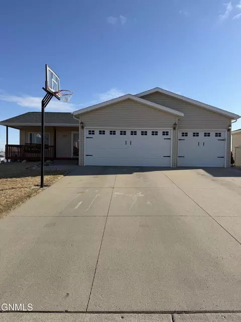 4407 Chamberlain Dr, Bismarck, ND 58503