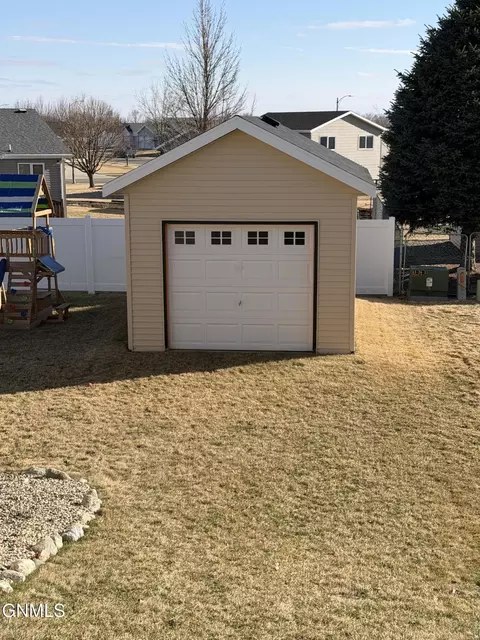 4407 Chamberlain Dr, Bismarck, ND 58503 photo 4