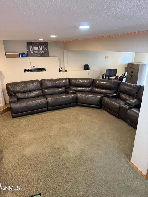 4407 Chamberlain Dr, Bismarck, ND 58503 photo 6