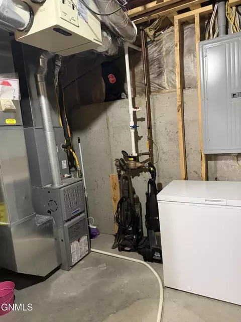 4407 Chamberlain Dr, Bismarck, ND 58503 photo 18