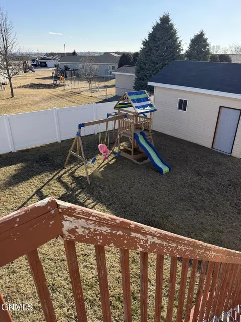 4407 Chamberlain Dr, Bismarck, ND 58503 photo 24