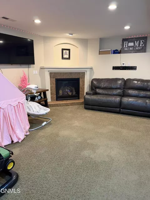 4407 Chamberlain Dr, Bismarck, ND 58503 photo 10