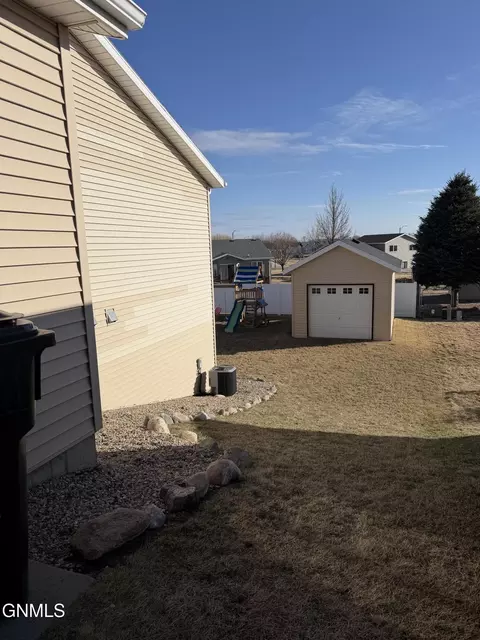 4407 Chamberlain Dr, Bismarck, ND 58503 photo 2