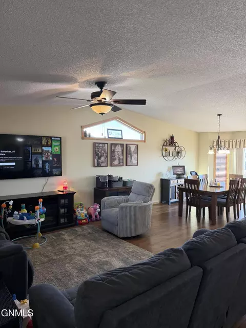 4407 Chamberlain Dr, Bismarck, ND 58503 photo 30