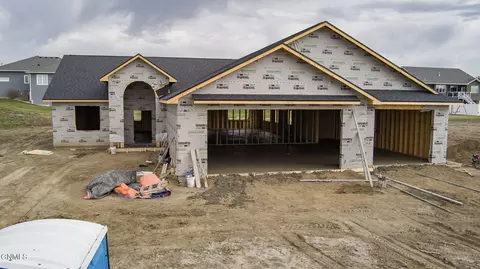 4420 Marsh Hawk Dr, Bismarck, ND 58503